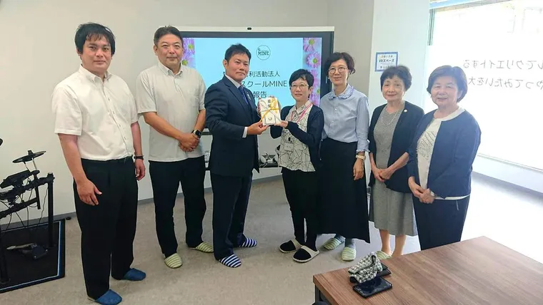 電子黒板・タブレット端末を寄贈